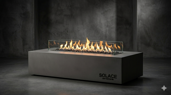 The Eclipse Lounge Table, een luxe rechthoekige design vuurtafel van Solace Outdoor met glazen ombouw en brandend bio-ethanol vuur