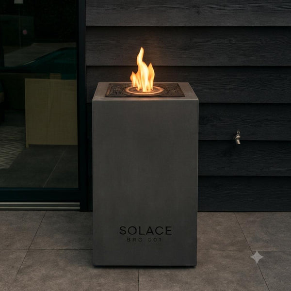 The Eclipse Pillar design bio-ethanol buitenhaard van Solace Outdoor brandend als sfeervolle eye-catcher op een modern terras